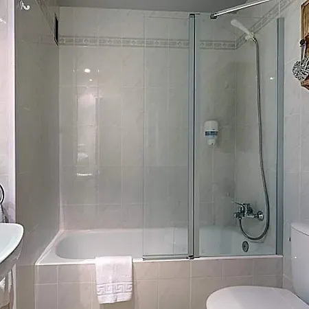 Ribaeta Hotel Viella (Siero)